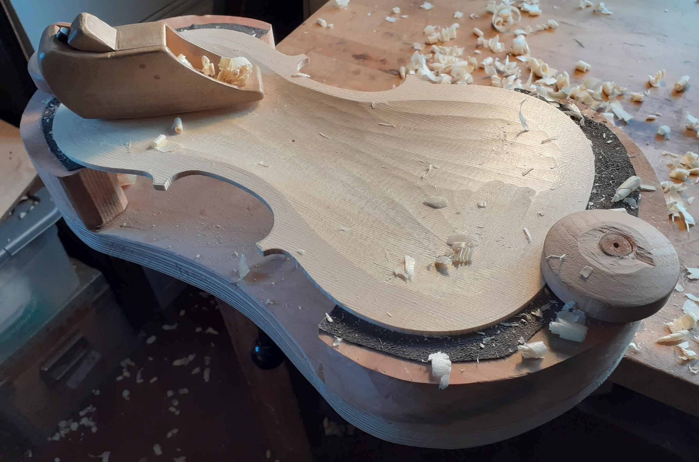 Jig for holding violin plate