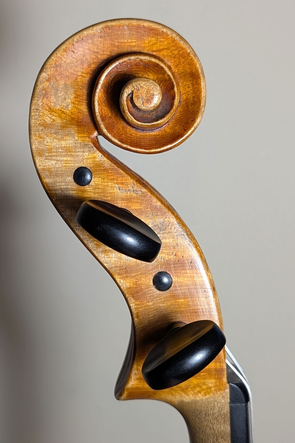 2015-del-Gesu-side-ready Side view of a del Gesu model violin scroll